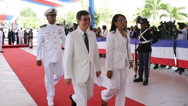 梅迪纳总统期盼就职仪式后全体嘉宾能相聚一堂的愿望在重量级嘉宾缺席后没能实现