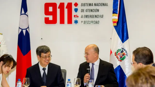 陈建仁（左2）由多米尼加检察总长多明格斯陪同参访“911勤务中心”。