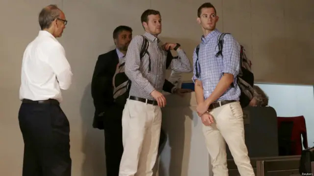 美国游泳冠军队员冈纳·本茨和杰克·康格准备登机离开里约