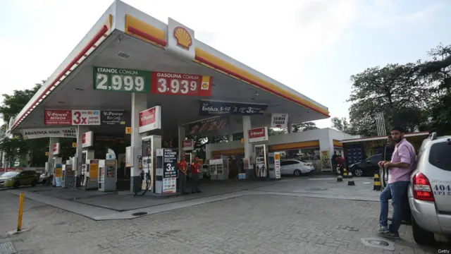 维罗素对记者表示，其中一名游泳选手还破坏了一个加油站的厕所，后来加油站保安出来干预，这名游泳选手答应赔偿。