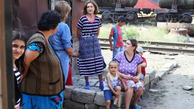 “Qazımız yoxdur, işığımızı da bəzən kəsirlər, qışda evi heç isidə bilmirik. Yayda da nəfəs almaq olmur. Neçə gündür su da yox idi, müdirin yanına şikayətə getdik. Ondan sonra su verilib. Yay-qış bu çətinliklə üzləşirik,” məcburi köçkün Elminaz Həsənova deyir.