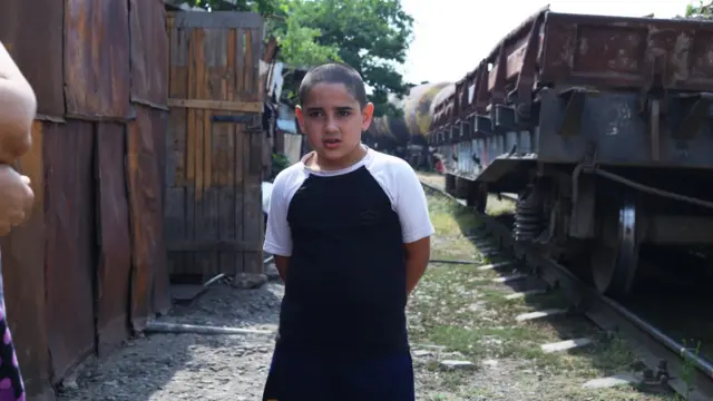 Sakinlərin dediyinə görə, evlərinin bir addımlığından ötüb gedən qatarlar xüsusi ilə uşaqları üçün təhlükə yaradır. "Bilsəniz, bu uşaqları nə zülmlə böyüdürük! Bir də baxırsan, uşaqdır, bilmir, gedir vaqonların yanında oynayır, kibrit yandırır. Vaqonlarda da neft, barıt daşınır, təhlükəlidir. Yanğın, işıq idarəsindən gəlib bizə sənəd imzalatdırırlar ki, uşağınızı qatar vursa, yanğın olsa, elektrik vursa biz burda baş verənlərə görə cavabdeh deyilik".