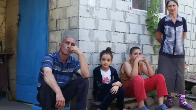 Məcburi köçkün Nazilə Quliyevanın sözlərinə görə, bu ərazidə məskunlaşanların övladları ya anadangəlmə xəstə doğulur, ya da tez-tez xəstələnirlər. Səbəb isə natəmiz hava, çirkli su, şəraitsizlik və imkansızlıqdır.