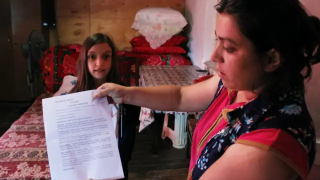 34 yaşlı Maya Baxşəliyeva ailəsini məktəbdə xadimə işləməklə aylıq qazandığı 127 manatla təkbaşına dolandırır. Məcburi köçkün kimi 80 manat müavinət alır. Həyat yoldaşı işsizdir. Qızı anadangəlmə serebral iflicdir və artıq ailənin müalicəyə imkanı çatmır.