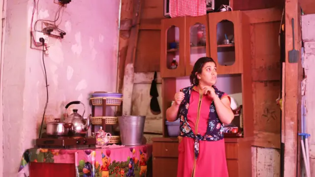 "Divarlar uçuq-uçuqdır. 4 nəfər bir otaqda yaşayırıq. Hər dəfə qatar keçəndə elə bil divarlar bu dəqiqə üstümüzə uçacaq. Qışda soyuqdan, yayda bürküdən dözmək olmur. Yağış yağanda otağa qab qoyuram."