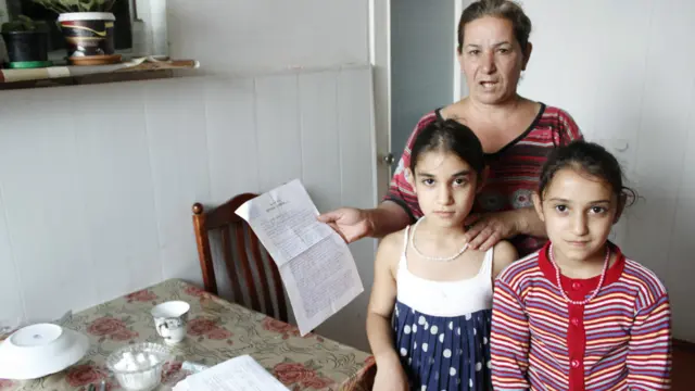 Şücaət Baxşəliyevanın övladı anadangəlmə bel yırtığı ilə doğulub. Baxşəliyeva deyir ki qızını borcla əməliyyat etdirsə də sonradan səhhətində enurezlə bağlı problem yaranıb. “Uşağın xəstəliyinə görə 70 manat, məcburi köçkünlüyə görə 80 manat alırıq. Müalicəyə indi heç imkan yoxdur".