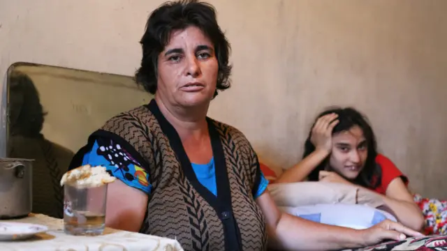 50 yaşlı Arzu Hüseynova Zəngilan rayonundan məcburi köçkündür. İki övladından biri beyin iflicindən əziyyət çəkir. Ailə xəstə uşağa verilən 74 manatlıq pensiya ilə dolanır. Hüseynova deyir ki, İcra Hakimiyyətinə şəraiti ilə bağlı müraciət edib, gəlib baxıblar. Amma heç bir kömək göstərilməyib. Məsələ ilə bağlı İcra Hakimiyyəti ilə əlaqə saxlamaq mümkün olmayıb.