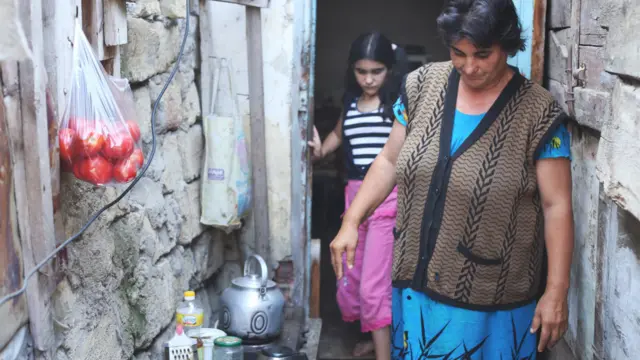 "Baxın, yaşayışımız budur! Nə pəncərəsi var, nə hamam-tualeti. Balaca daxmada həm yeyirik, həm yatırıq. Qapının ağzında gördüyünüz də mətbəximdir, yeməyi orda bişirirəm." Arzu Hüseynova qızları ilə birgə qışın soyuğunda, yayın bürküsündə darısqal daxmada yaşayır.