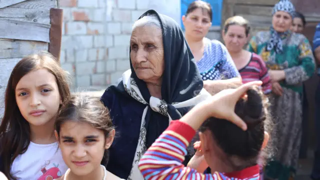 Depo ərazisində məskunlaşan məcburi köçkünlər banklardan qohumlarının adına çox sayda kreditlər götürdüyünü deyirlər. Ailələrin maddi çətinliklərinə görə Ünvanlı Sosial Yardıma etdikləri müraciətlərinə isə özlərinin bildirdiklərinə görə hələlik baxılmır. 