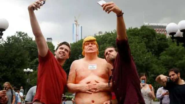 مجسموں نے جلد ہی عوام کی توجہ حاصل کر لی