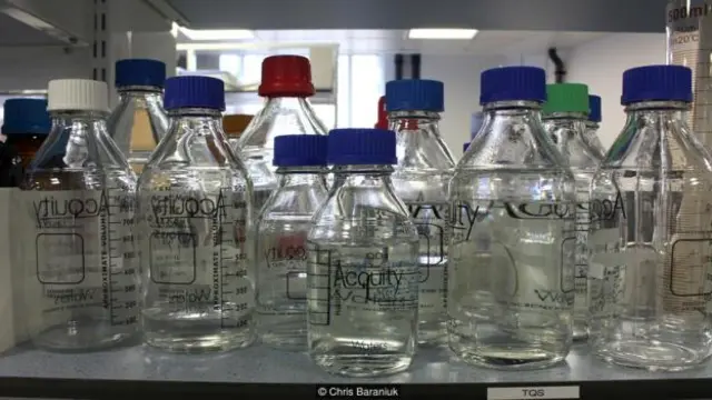 试验室里不仅有昂贵的设备，还测量仪器和小容器。(图片来源: Chris Baraniuk)