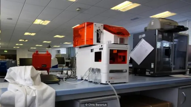 实验室的测试设备，如图所示的机器，显示了隐藏在我们的全球食品供应链内部的活动。(图片来源: Chris Baraniuk)