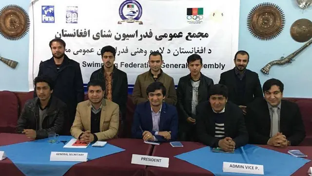 مسئولان فدراسیون ملی شنای افغانستان. آقای طاهری (نشسته وسط) می گوید پرداخت سه هزار دلار می تواند حضور افغانستان در میدان‌های بین‌المللی را حفظ کند.