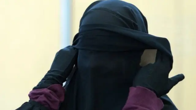 يتعين أن يوافق البرلمان على مقترح وزير الداخلية بفرض حظر جزئي على البرقع قبل أن يصبح قانونا.