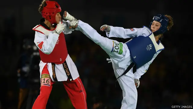 د بريتانيا جېډ جونز د مراکش له نعيمه بقاله سره د ۵۷ کيلوګرام وزن سياليو پر مهال 