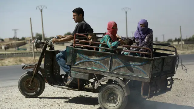 تفيد تقارير بأن الآلاف قد فروا من منازلهم بعدما بدأ العنف في الحسكة. 