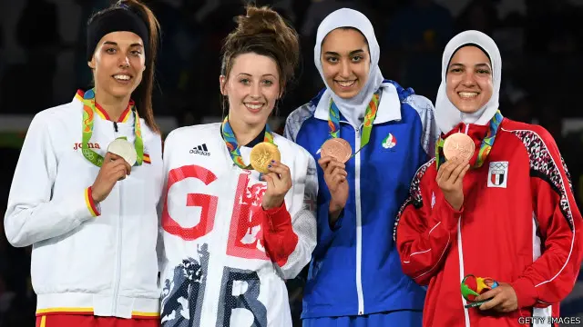 له کيڼ اړخ ښۍ خواته، د اسپانيا د سپينو زرو مډال ګټوونکې ايوا کلو ګومز، د بريتانيا د سرو زرو مډال ګټوونکې جېډ جونز او د ايران د ژېړو مډال ګټونکې کيميا علي زاده