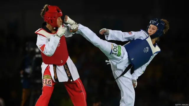 د بريتانيا جېډ جونز د مراکش له نعيمه بقاله سره د ۵۷ کيلوګرام وزن سياليو پر مهال 