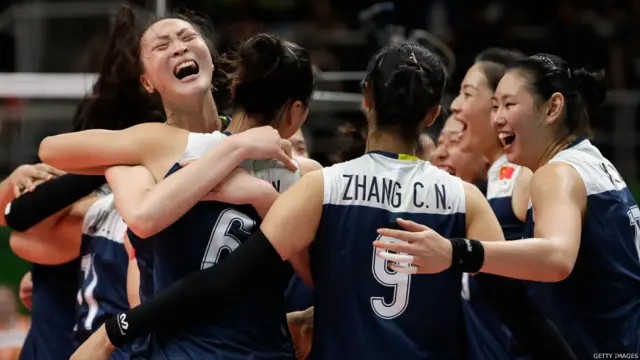 د چين د ښځينه وو د واليبال لوبډله د هالنډ پر وړاندې نیمه پايلوبه کې