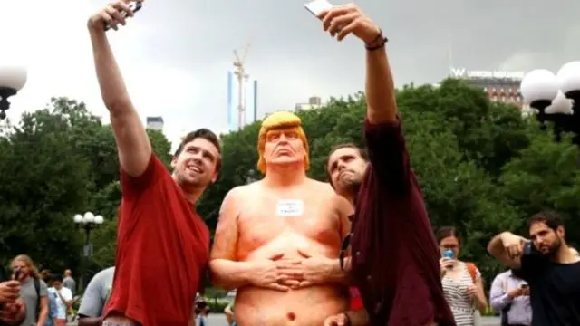 انډیکلاین وايي "ددغو مجسمو د توږلو له لارې، د رټل شوي او خبیث سیاستوال روح انځور شوی". 