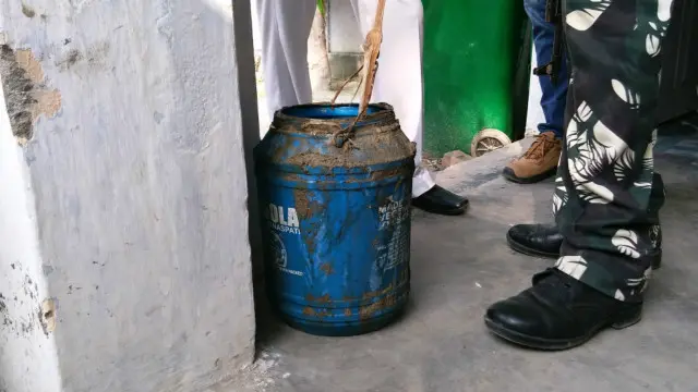 पुलिस ने गोपालगंज में सैकड़ों लीटर अवैध शराब ज़ब्त की है