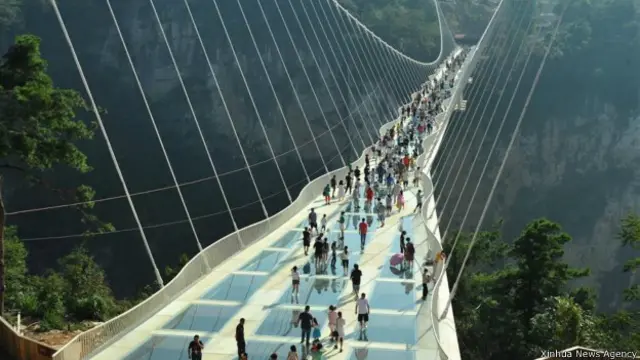 张家界世界最高最长玻璃大桥