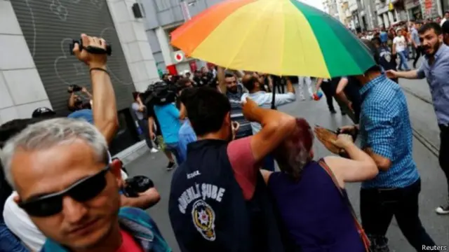 Cảnh sát ngăn cản cuộc tuần hành của người LGBTI ở Thổ Nhĩ Kỳ đầu năm nay