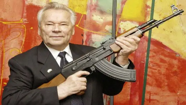 الراحل ميخائيل كلاشنكوف صمم إيه كيه-47 بعدما أصيب في الحرب العالمية الثانية