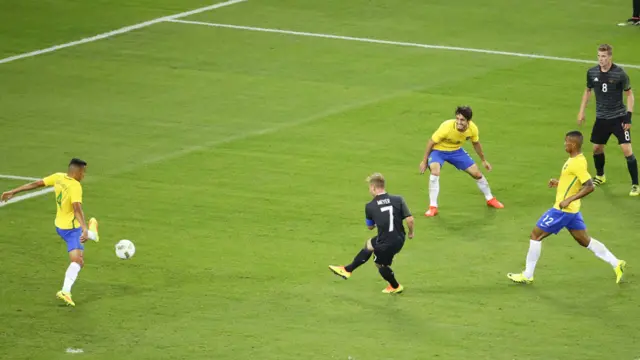 迈耶尔(前中)传球(20/8/2016)