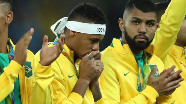 内马尔亲吻金牌(20/8/2016)