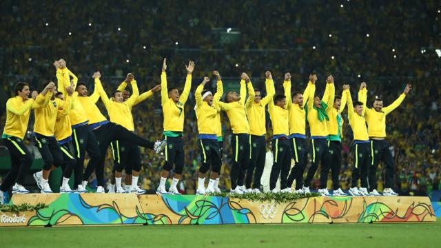 巴西球員在奧運頒獎台上歡呼（20/8/2016）
