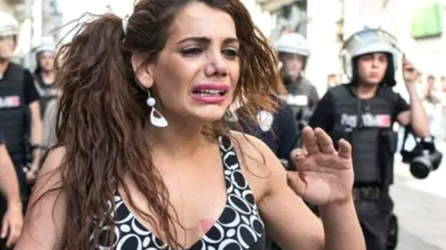 Hande Kader, 23 tuổi, mất tích tuần trước, đã từng bị bắt tạm giam một lần