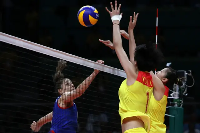 中国女排在决赛第一局输给塞尔维亚后连下三局夺冠。