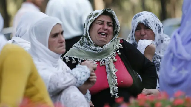 加济安泰普遇袭民房外多名土耳其妇女嚎哭(21/8/2016)