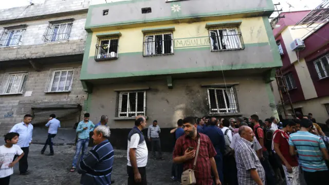 加济安泰普群众在遇袭的民房外聚集(21/8/2016)