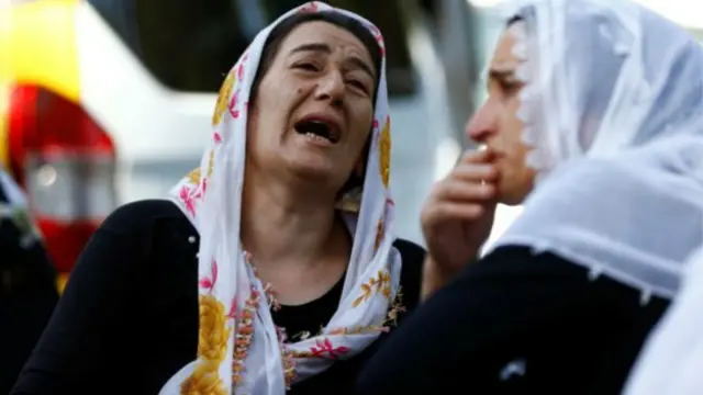 Nhiều phụ nữ than khóc ở bên ngoài một nhà xác ở Gaziantep hôm Chủ Nhật 21/8