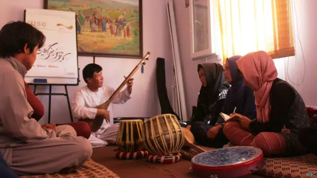 دختران و پسران بامیانی یکجا موسیقی می آموزند