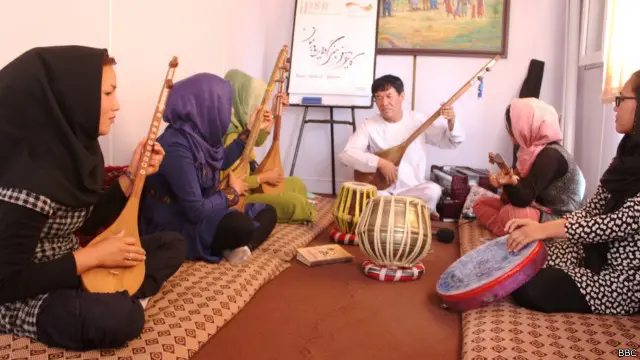 در اولین دوره کلاس‌های آموزش دمبوره، هشت دختر اشتراک کردند