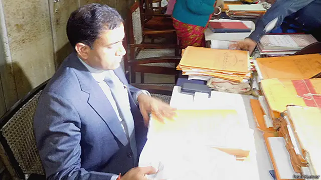 बाबू की कुर्सी पर डीएम