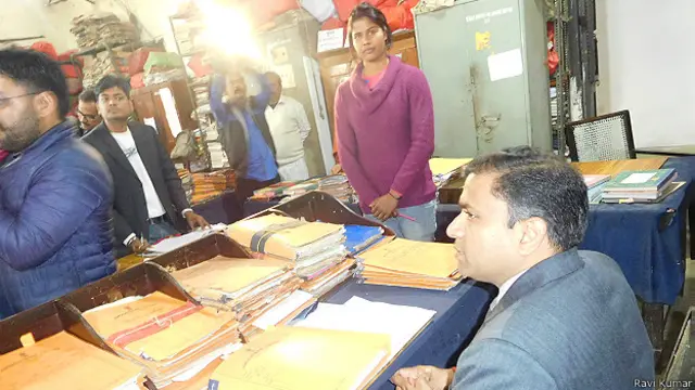 बाबू की कुर्सी पर डीएम