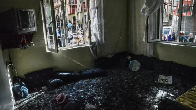 سنیچر کی شب ترکی کے شہر غازی عنتب میں شادی کی ایک تقریب میں ہونے والے دھماکے میں درجنوں افراد ہلاک اور اس سے زیادہ زخمی ہوئے ہیں۔