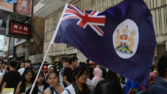 香港銅鑼灣街頭示威者舉起英國殖民時期的香港旗（BBC中文網圖片21/8/2016）