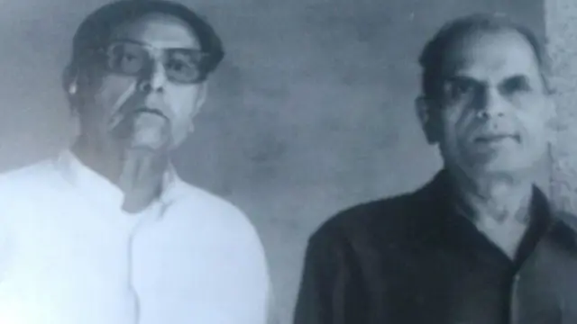 प्रोफेसर एसपी दीक्षित अमृत लाल नागर के साथ.