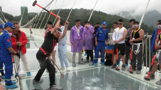 除开BBC记者大锤砸玻璃桥外，还有后来者。