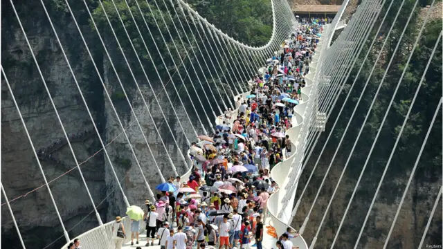 该玻璃桥每日的接客上限为8000人。