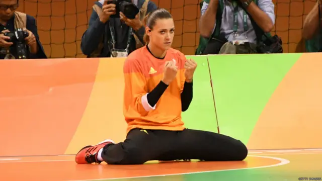 د فرانسې لورا ګلوسر د روسيې پر وړاندې د هنډبال سیالۍ کې