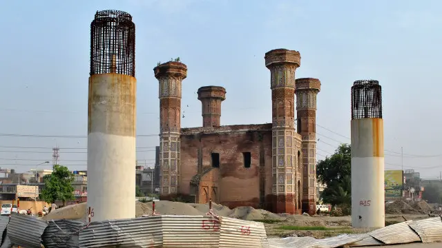 سول سوسائٹی اور ماحولیات اور تاریخی ورثے کے تحفظ میں دلچسپی رکھنے والے حلقوں کو اعتراض ہے کہ لاہور کی پہچان، متعدد تاریخی عمارتوں کا وجود اس منصوبے کی وجہ سے خطرے میں پڑ چکا ہے