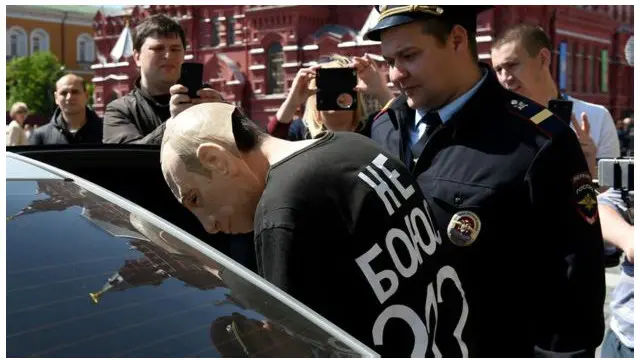 Pegiat bertopeng Putin