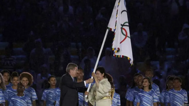 حاكمة طوكيو تتسلم العلم الأولمبي