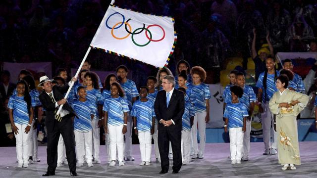 里約熱內盧市市長帕埃斯（左）揮舞奧林匹克旗幟（21/8/2016）